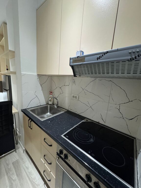 🏢Ne zonen e Rr.Barrikadave,jepet me qera garsoniere 30m2,e mobiluar. 45,000 Leke     