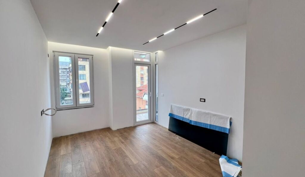 🏠 IN VENDITA: Appartamento 1+1 📍 21 Dhjetori (Vicino Hotel Mondial) - Palazzo nuovo su strada principale - €158.000 - 2° Piano - 56m² || Una delle zone più richieste della città 🔥