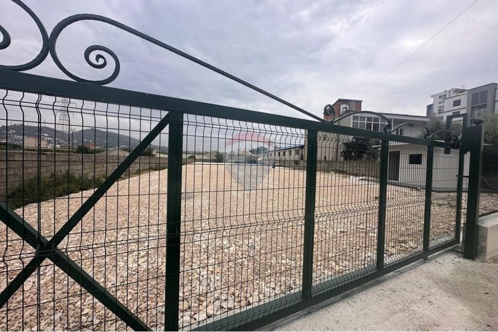 Truall - Për Qira - Prush, Tiranë