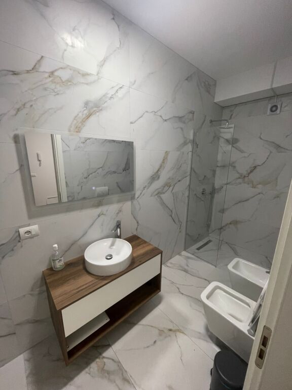 Fusha e Aviacionit, jepet me qera apartament 1+1 modern!
