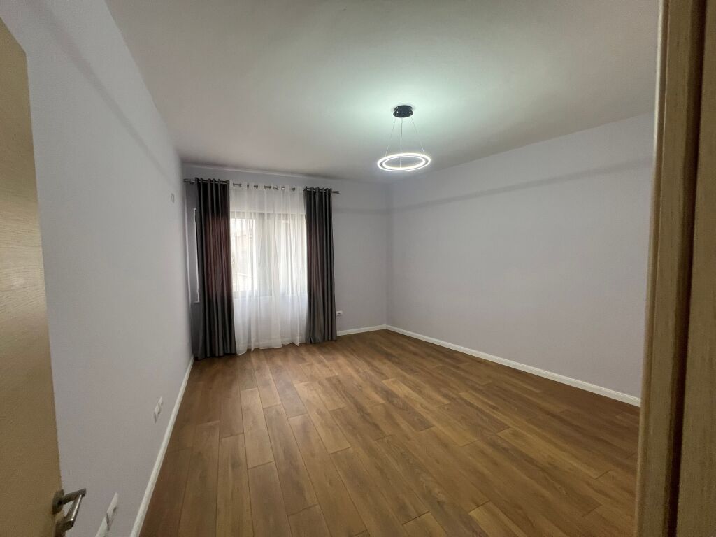 Shitet 1+1, Misto Mame, 1400€/m2, Rr. Kryesore