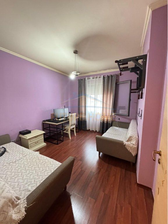 Shitet 2+1+2, Tower Bridge 215.000€