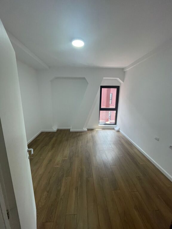 Garden Building, jepet me qera ambient per zyra 2+1+2 (150m2)