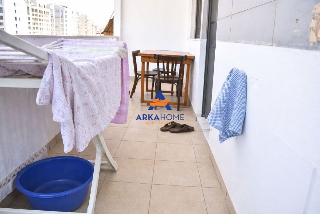 SHITET APARTAMENT 3+1+BALLKON "RRUGA E KAVAJËS (PALLATI KONDOR)" 315000 EURO