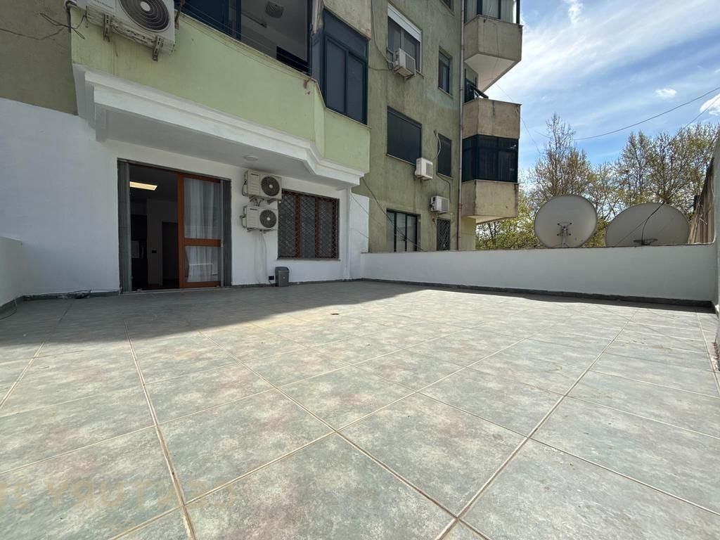 Appartamento 1+1 e veranda in Affitto presso l'ex Esposizione, Tirana