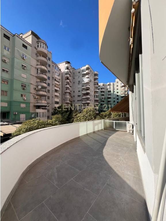 Ambient zyre për Qira – Komuna e Parisit !