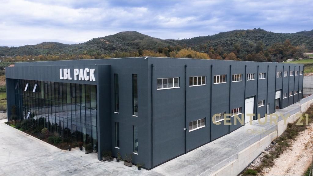 Eksluzive!Ambient Multifunksional për Qira,në Vorë!