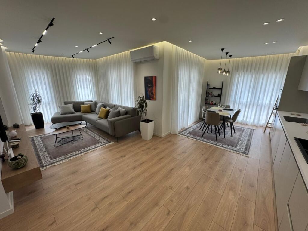 Appartamento 2+1+2 in affitto  Indirizzo: Zogu I zi  5° piano  Arredato e mai abitato prima  Superficie 120 m2  Prezzo 1100€ trattabile