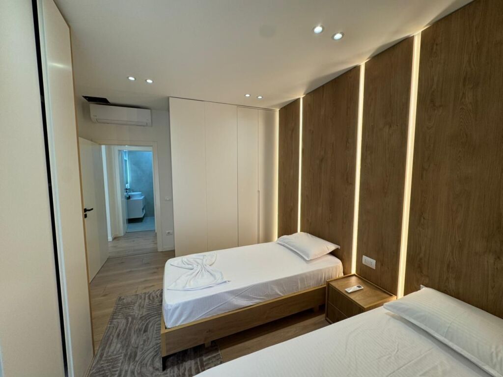 Appartamento 2+1+2 in affitto  Indirizzo: Zogu I zi  5° piano  Arredato e mai abitato prima  Superficie 120 m2  Prezzo 1100€ trattabile