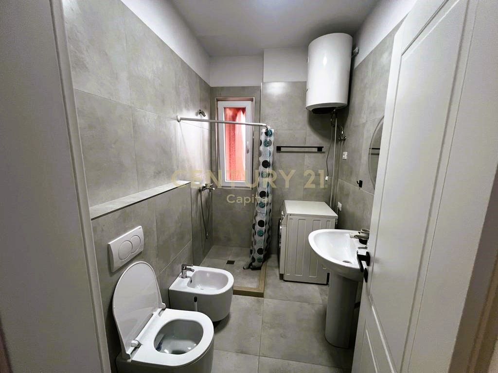 Aprtament 1+1+Post Parkimi, për qira në rrugën “5 Maji”!
