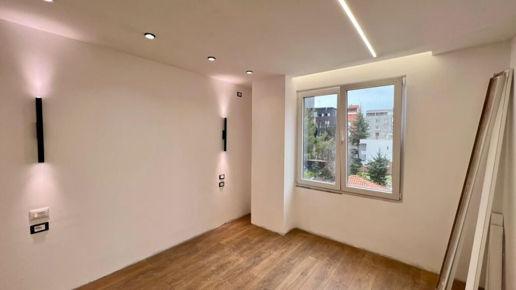 🏠 IN VENDITA: Appartamento 1+1 📍 21 Dhjetori (Vicino Hotel Mondial) - Palazzo nuovo su strada principale - €158.000 - 2° Piano - 56m² || Una delle zone più richieste della città 🔥