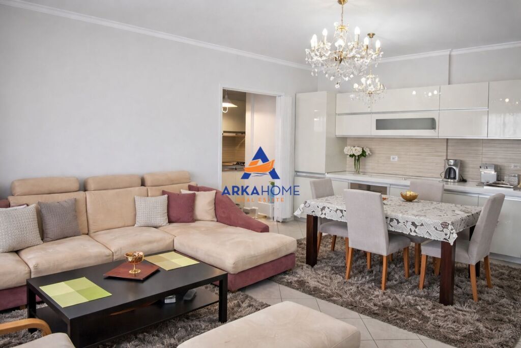 SHITET APARTAMENT 3+1+BALLKON "RRUGA E KAVAJËS (PALLATI KONDOR)" 315000 EURO