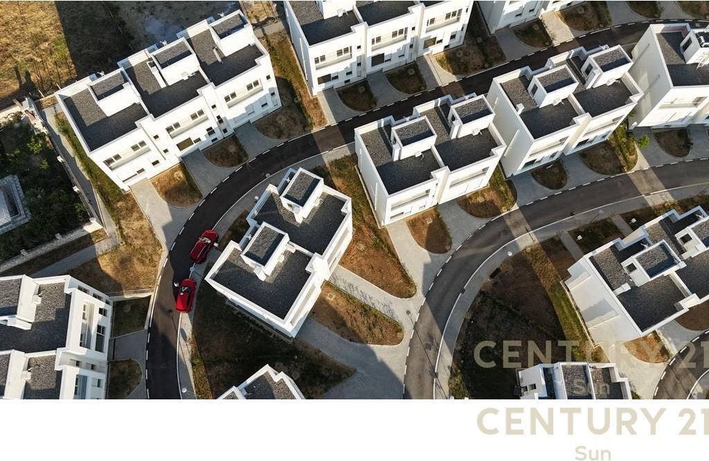 Ne ABA Residences shume shume prane liqenit te Farkes dhe Saukut ofrojme per qira vile te bashkengjitur. Vila ka nje oborr prej 140m2 dhe siperfaqe ndertimore neto prej 196m2 e cila organizohet ne 3 kate. Ne katin -1/0 organizohet ne vend parkimi i mbyllur per dy makina, dhome gjumi/zyre/dhome teknike, Ne katin 1 organizohet ambienti i ndenjes, dhome gjumi dhe nje tualet, Ne katin 2 organizohet ne tre dhoma gjumi, nje tualet dhe nje ballkon.  Na kontaktoni dhe ofrojini vetes mundesine te jetoni ne nje zone shume te qete dhe me akses te lehte