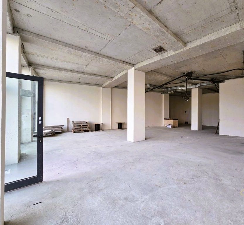 JEPET ME QIRA NJESI KOMERCIALE ME 2 POST PARKIMI, KATI PERDHE TEK LAKE VIEW !!