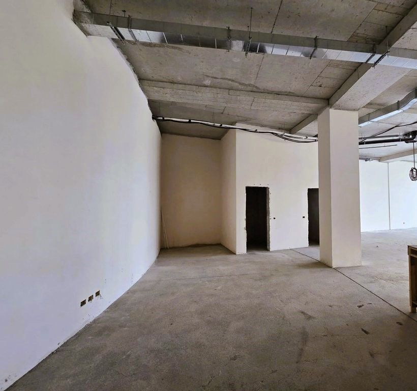 JEPET ME QIRA NJESI KOMERCIALE ME 2 POST PARKIMI, KATI PERDHE TEK LAKE VIEW !!