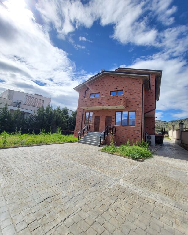 🏡 Jepet Vilë 3-Katëshe me Qira – TEG