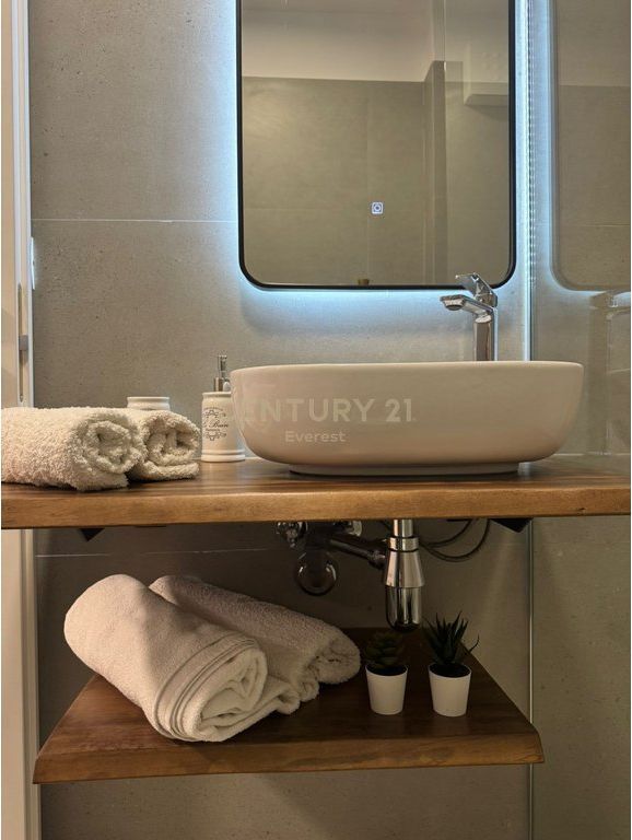 GJIMNAZI PARTIZANI – APARTAMENT 1+1 LUKSOZ ME QIRA!