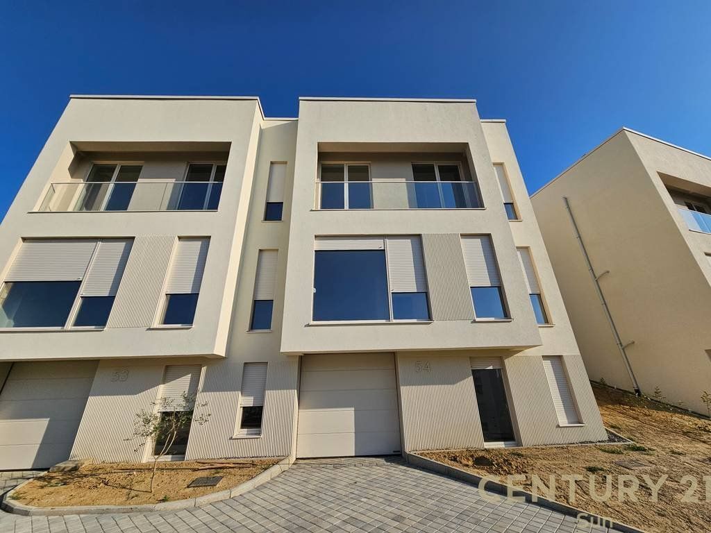 Ne ABA Residences shume shume prane liqenit te Farkes dhe Saukut ofrojme per qira vile te bashkengjitur. Vila ka nje oborr prej 140m2 dhe siperfaqe ndertimore neto prej 196m2 e cila organizohet ne 3 kate. Ne katin -1/0 organizohet ne vend parkimi i mbyllur per dy makina, dhome gjumi/zyre/dhome teknike, Ne katin 1 organizohet ambienti i ndenjes, dhome gjumi dhe nje tualet, Ne katin 2 organizohet ne tre dhoma gjumi, nje tualet dhe nje ballkon.  Na kontaktoni dhe ofrojini vetes mundesine te jetoni ne nje zone shume te qete dhe me akses te lehte