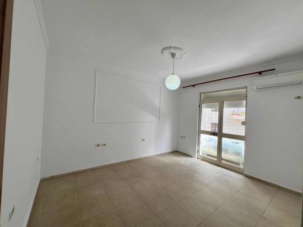 Jepet me Qira Apartament 2+1, “Bulevardi Zogu i Parë”, Tiranë