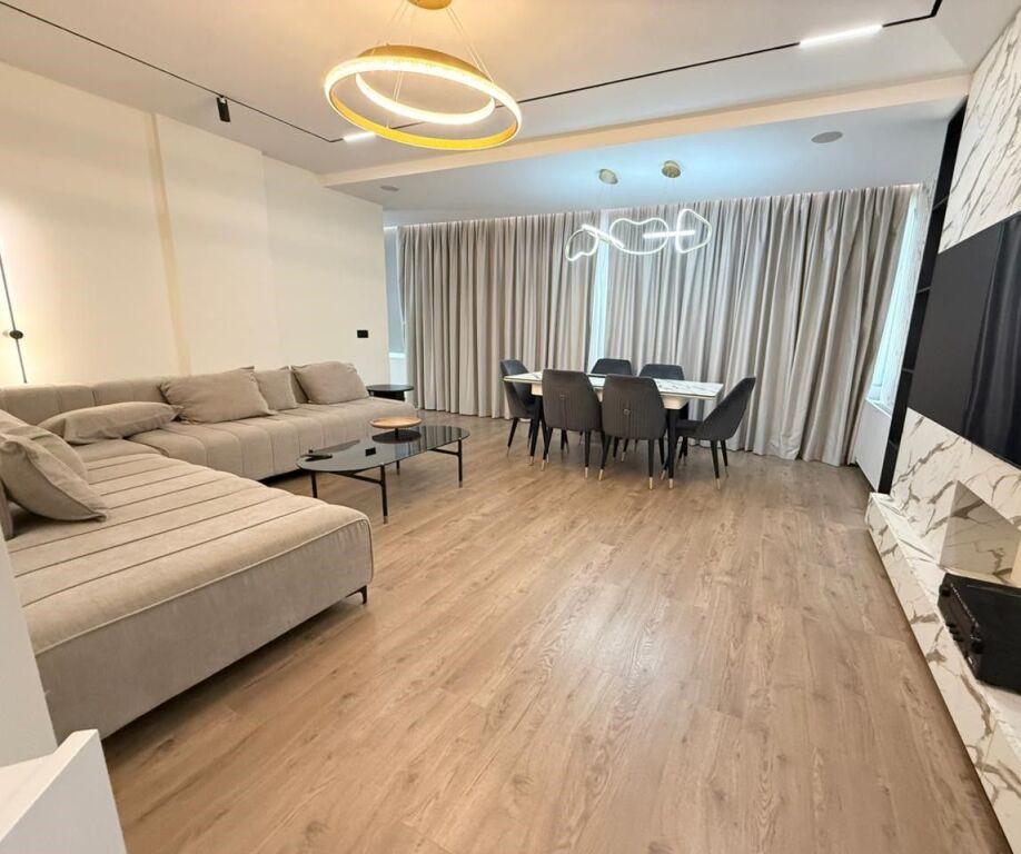 Jepet Apartament Luksoz 2+1 me Qira te Liqeni i Tiranës!