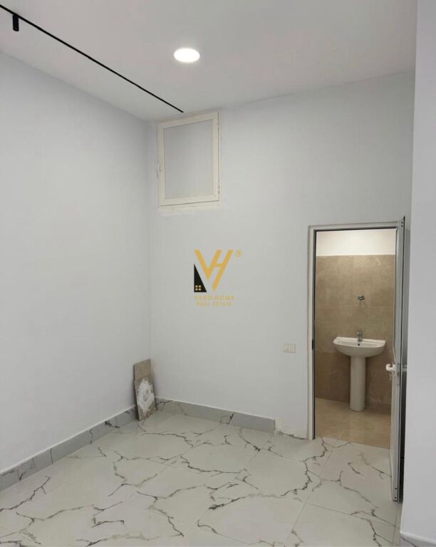 SHITET DYQAN 38.4 M2 TE RRUGA MINE PEZA 192.000 EURO