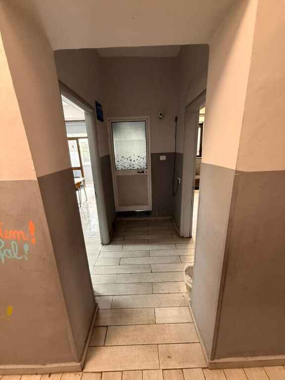 AMBJENT ME QERA - AFER BLLOKUT, RRUGA SAMI FRASHERI, RRUGICA LSI-SE, PERBALLE CONAD, JEPET ME QERA AMBJENT ME SIP. 100M². * KATI 3.  * I PERBERE NGA: 3 DHOMA, TUALET. * ME KORRIDOR TE GJATE. * BALLKON.  ** AMBJENT TEPER KOMOD, I PERSHTATSHEM PER ZYRA OSE BIZNES TJETER PRIVAT.