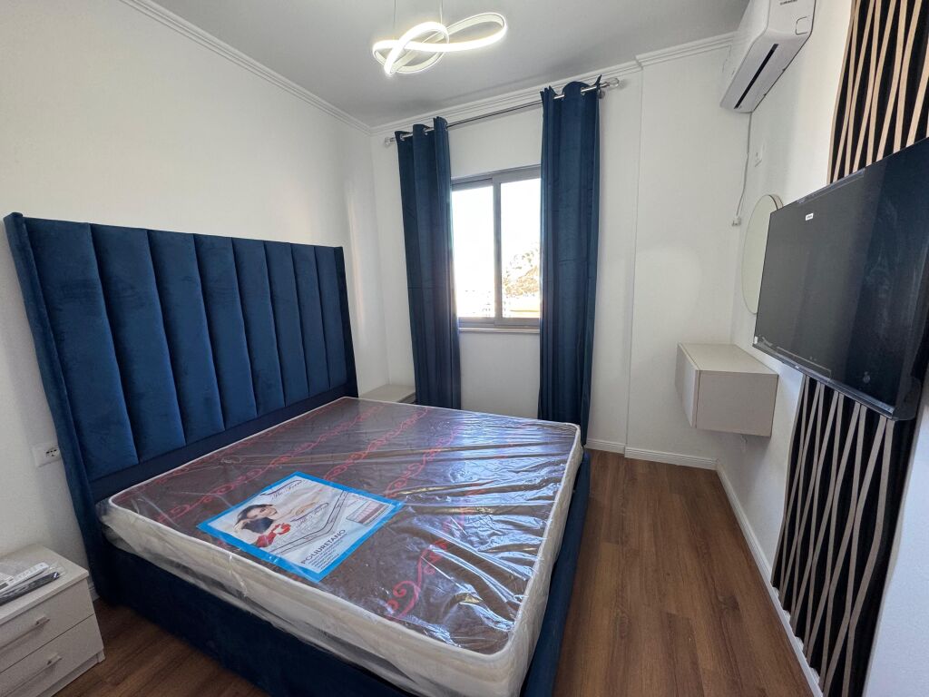 Shitet Apartament 2+1 Tek Shkembi i kavajes