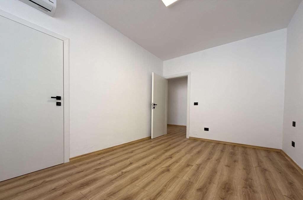 Appartamento 1+1 e veranda in Affitto presso l'ex Esposizione, Tirana