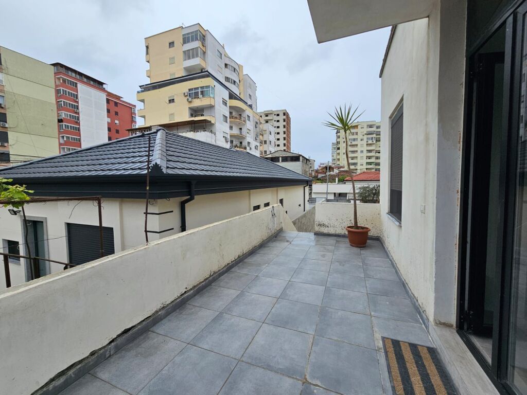 APARTAMENT 2+1 ME QERA TE ZONA E STADIUMIT, DURRES!