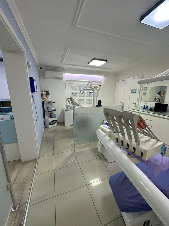 SHITET AMBIENT KOMERCIAL TEK RRUGA E DIBRES