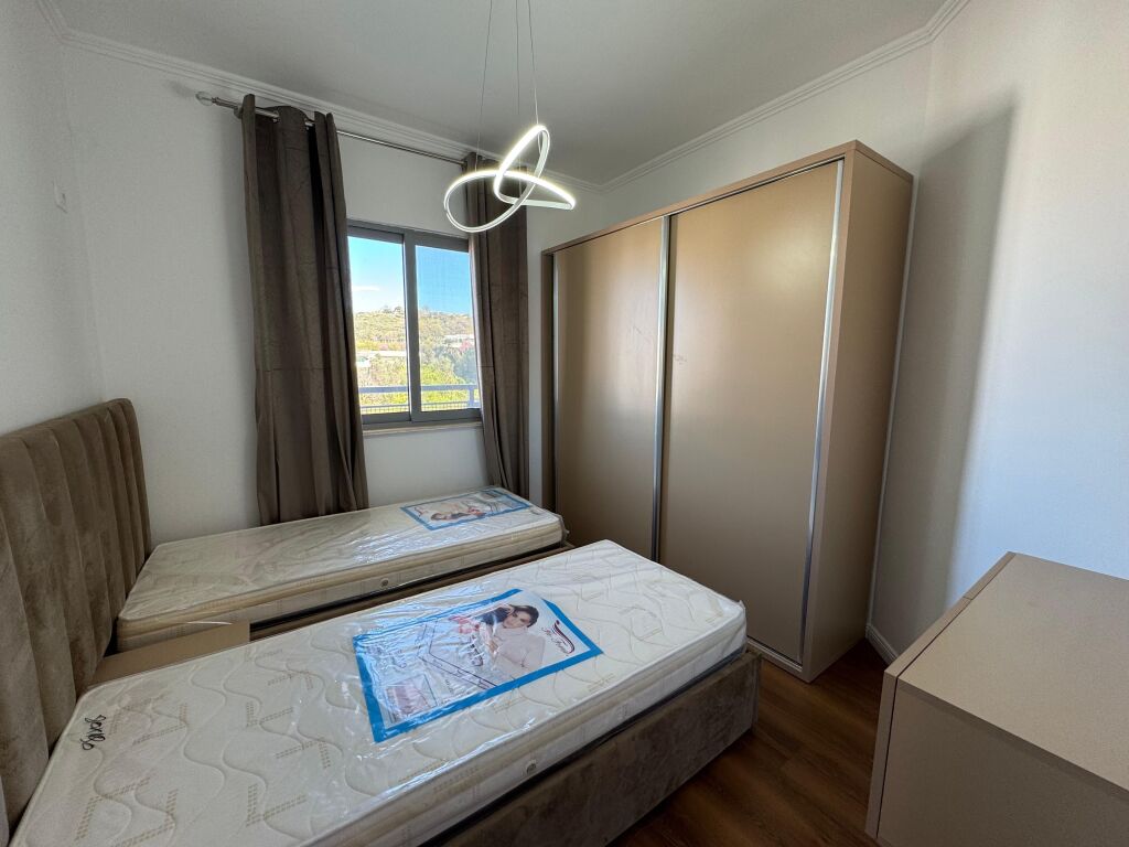 Shitet Apartament 2+1 Tek Shkembi i kavajes