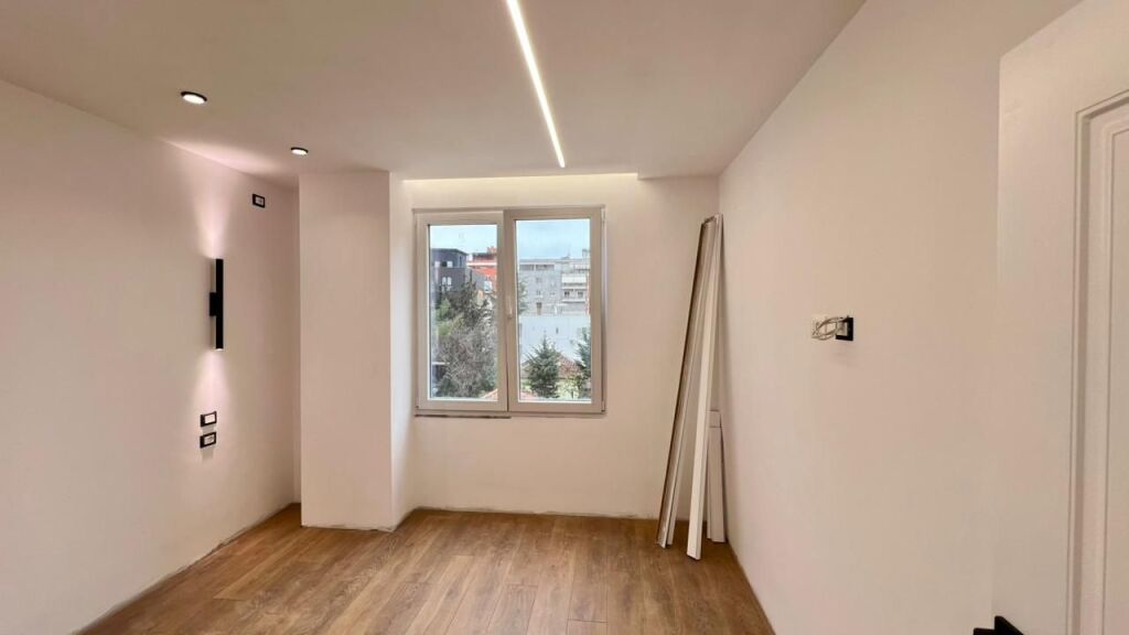 🏠 IN VENDITA: Appartamento 1+1 📍 21 Dhjetori (Vicino Hotel Mondial) - Palazzo nuovo su strada principale - €158.000 - 2° Piano - 56m² || Una delle zone più richieste della città 🔥