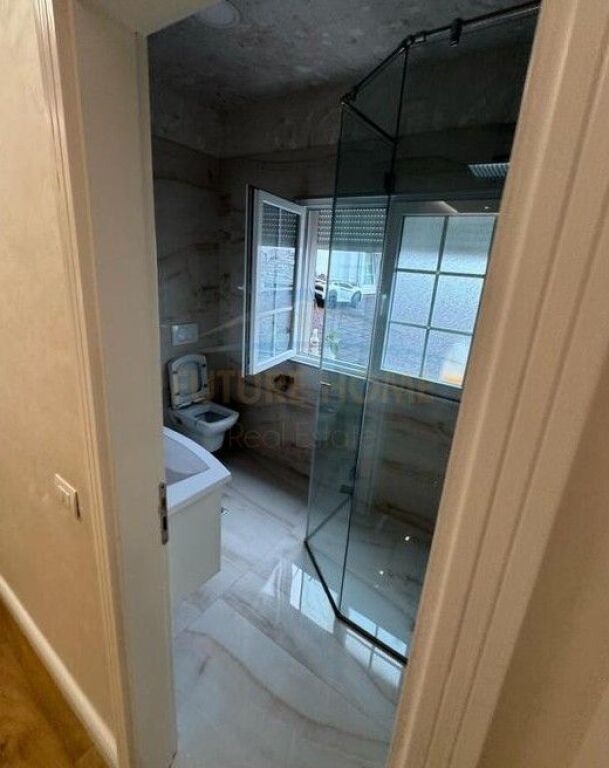 Shitet, Apartament 3+1+2 Poste Parkimi, Fresku