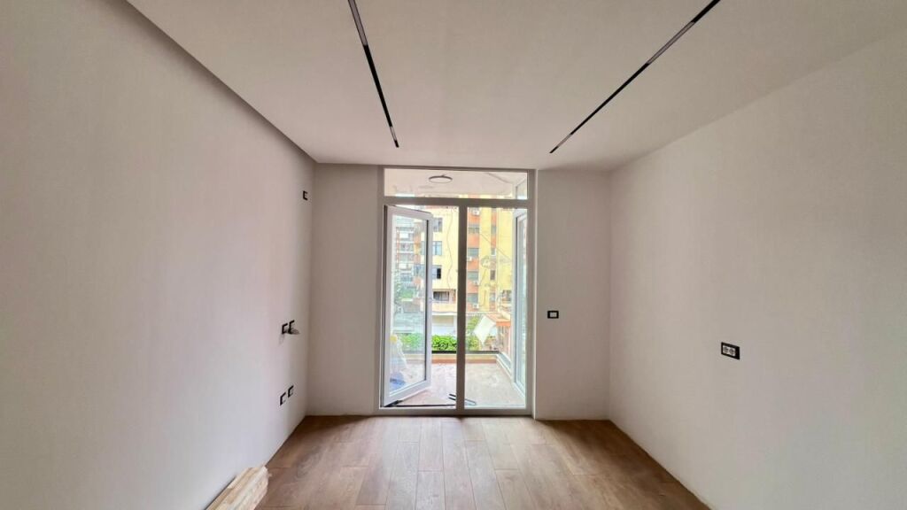 🏠SHITET: 1+1📍21 Dhjetori (Prane Hotel Mondial) - Pallat i Ri Buze Rruges Kryesore - 155,000€ - K.2 - Sp.54m² || Nje nder zonat me te kerkuara te qytetit🔥