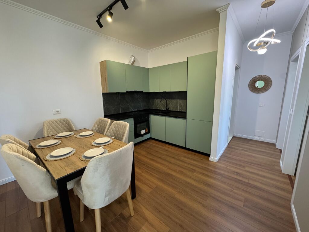 Shitet Apartament 2+1 Tek Shkembi i kavajes