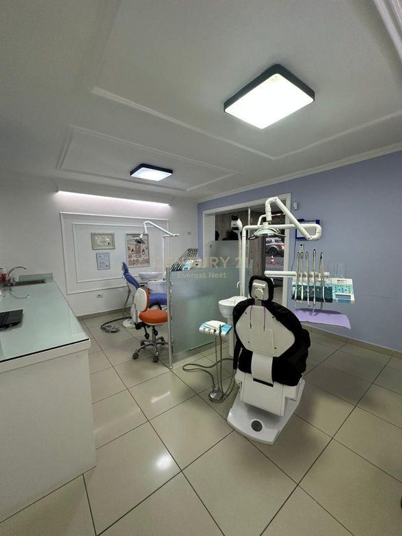 SHITET AMBIENT KOMERCIAL TEK RRUGA E DIBRES