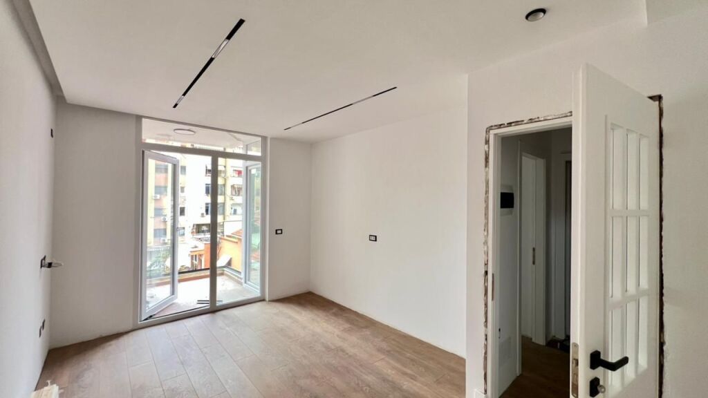 🏠SHITET: 1+1📍21 Dhjetori (Prane Hotel Mondial) - Pallat i Ri Buze Rruges Kryesore - 155,000€ - K.2 - Sp.54m² || Nje nder zonat me te kerkuara te qytetit🔥