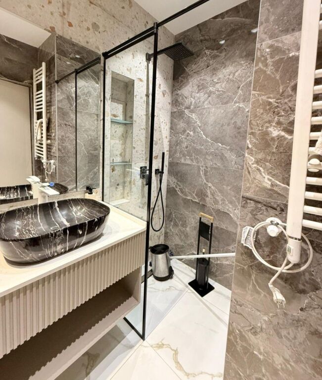 Jepet Apartament Luksoz 2+1 me Qira te Liqeni i Tiranës!