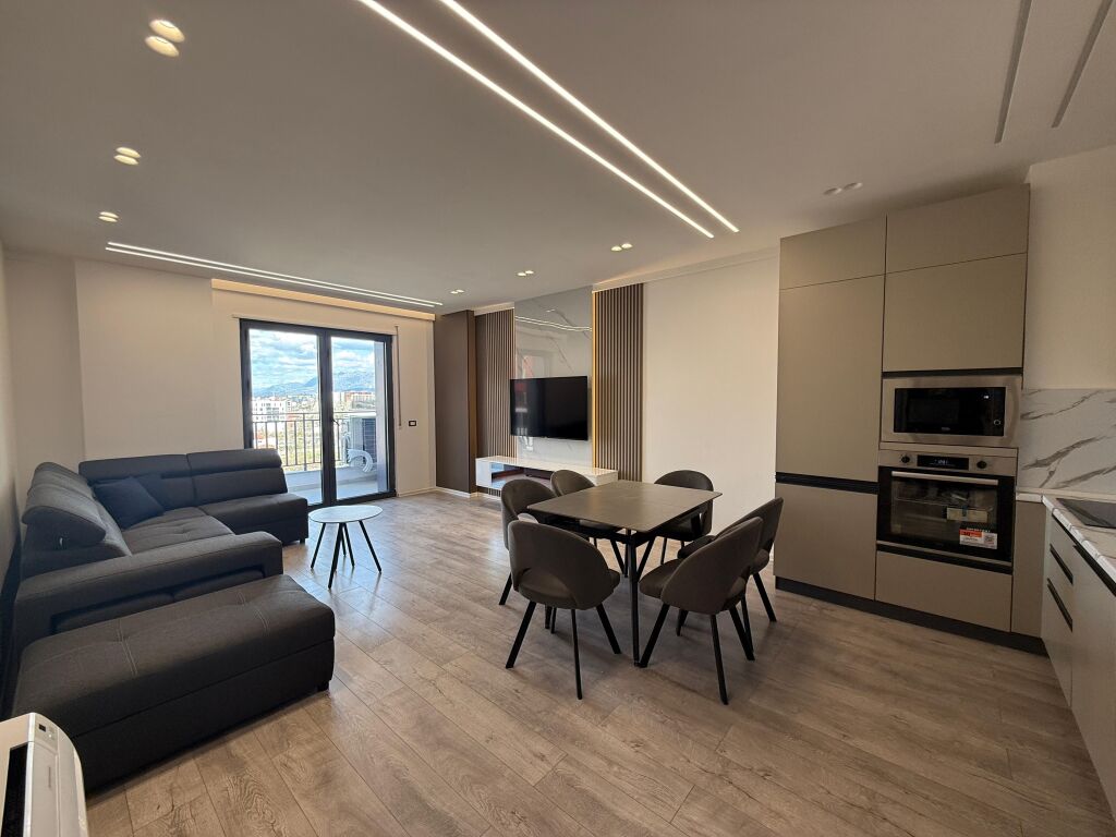 Ne Bulevardin e ri shitet apartament 2+1+2!