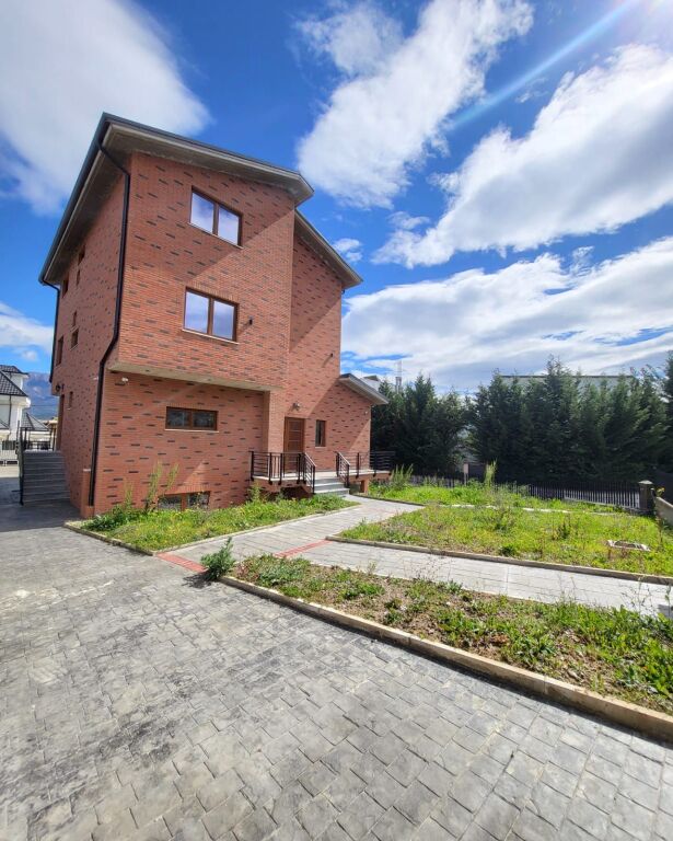 🏡 Jepet Vilë 3-Katëshe me Qira – TEG