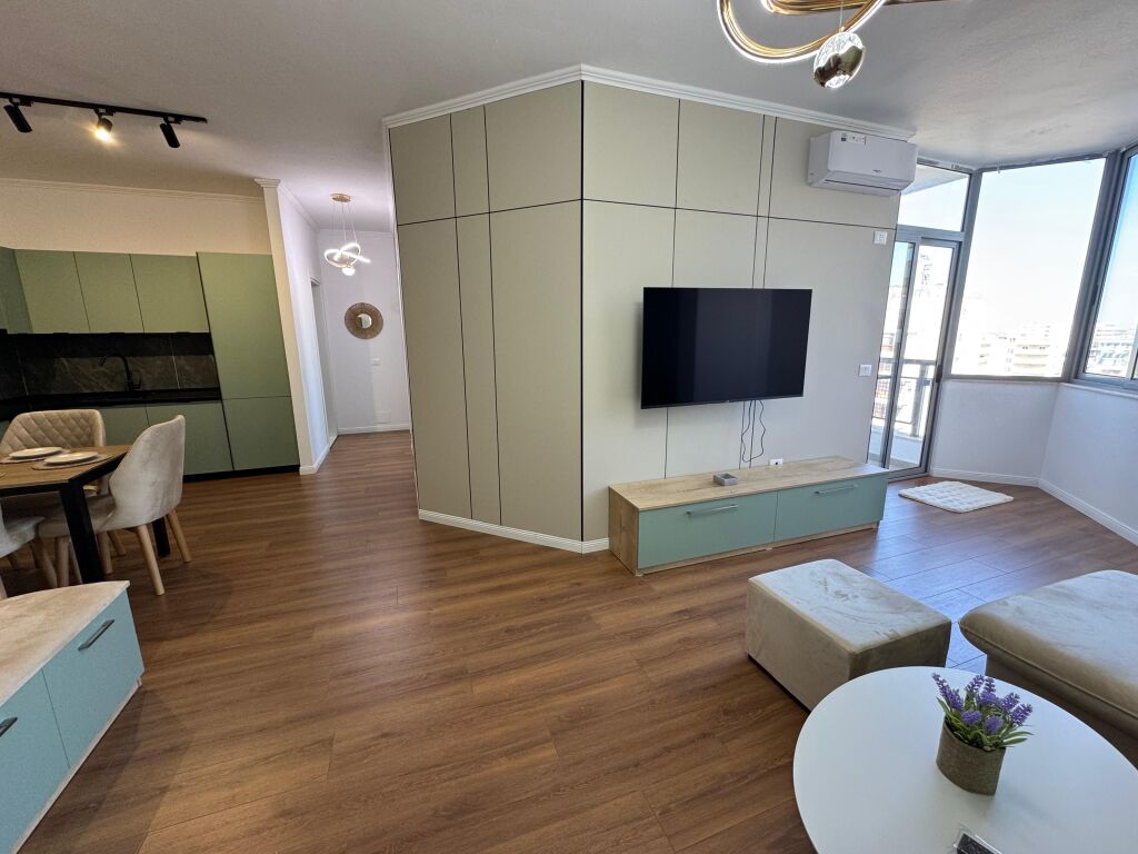 Shitet Apartament 2+1 Tek Shkembi i kavajes