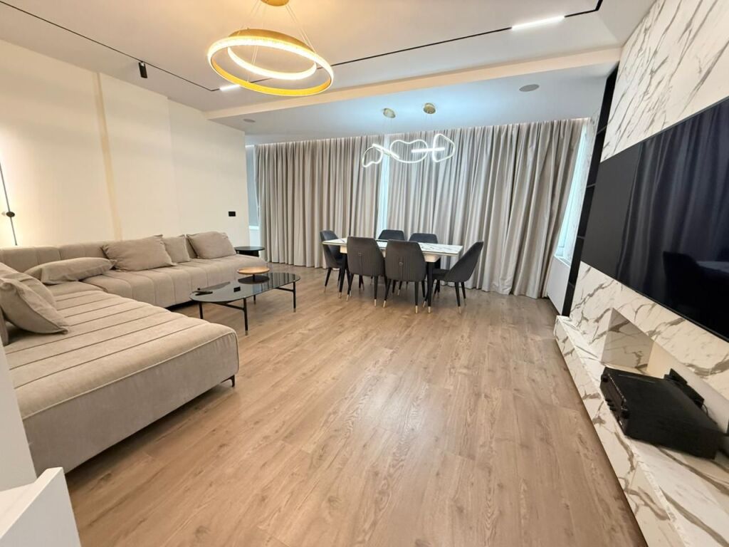 APARTAMENT LUKSOZ ME QERA TEK KOPSHTI ZOOLOGJIK