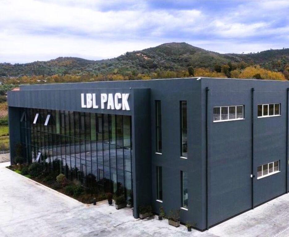 Eksluzive!Ambient Multifunksional për Qira,në Vorë!