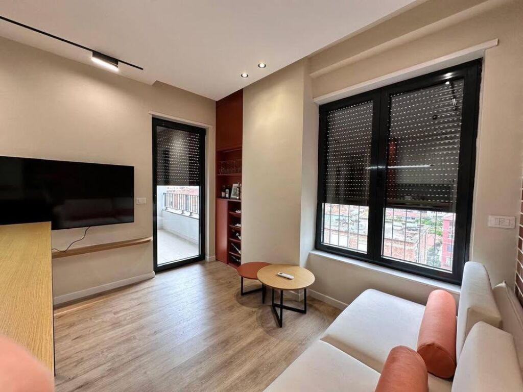 APARTAMENT 1+1 PER QERA PRANE BULEVARDIT TE RI