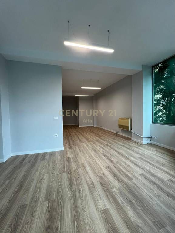 Ambient zyre për Qira – Komuna e Parisit !