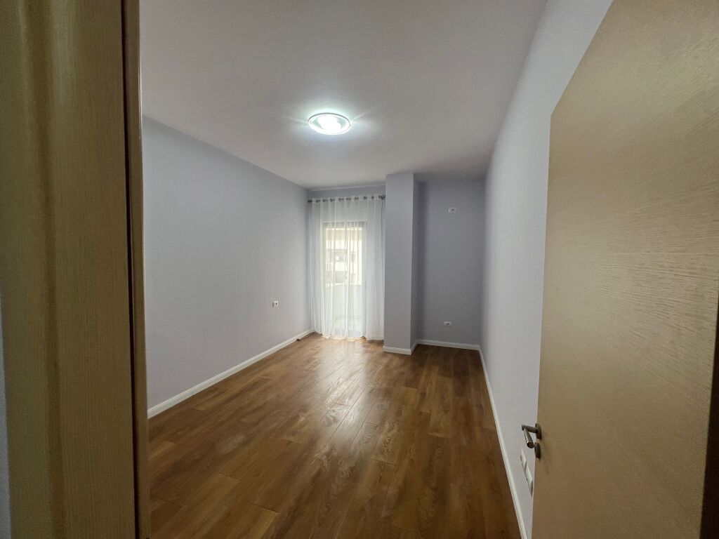 Shitet 1+1, Misto Mame, 1400€/m2, Rr. Kryesore