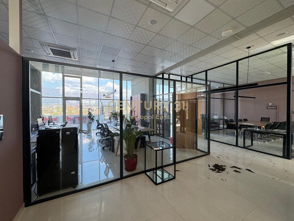 AMBJENT KOMERCIAL+VERANDE PANORAMIKE+ 2 VENDE PARKIMI NE ZONEN E SAUKUT