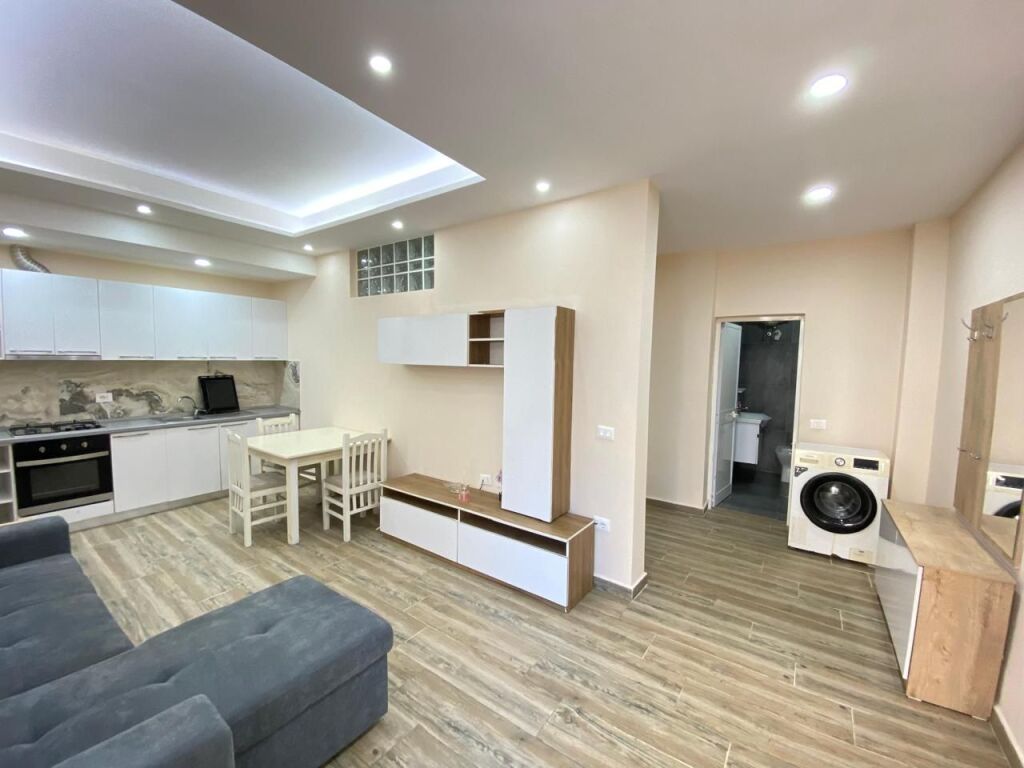 Shitet Apartament 1+1 prane muzeumit durres