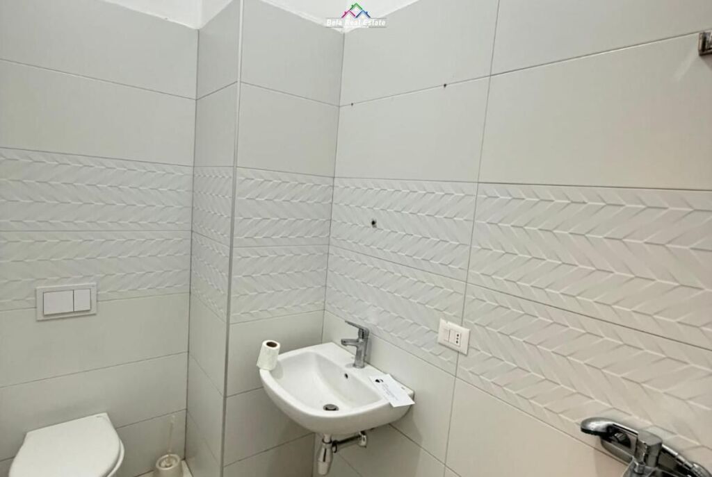 Zyre Me Qera Tek Farmacia 10 (ID BZ2903) Tirane