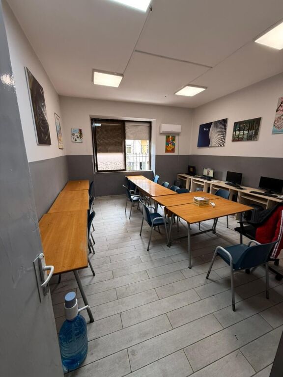 AMBJENT ME QERA - AFER BLLOKUT, RRUGA SAMI FRASHERI, RRUGICA LSI-SE, PERBALLE CONAD, JEPET ME QERA AMBJENT ME SIP. 100M². * KATI 3.  * I PERBERE NGA: 3 DHOMA, TUALET. * ME KORRIDOR TE GJATE. * BALLKON.  ** AMBJENT TEPER KOMOD, I PERSHTATSHEM PER ZYRA OSE BIZNES TJETER PRIVAT.